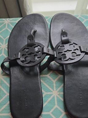 Tory Burch Black Logo Cutout Leather Thong Sandals